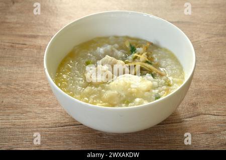 porridge di riso con pesce di spigola e zenzero ricoperto di uova sode Foto Stock