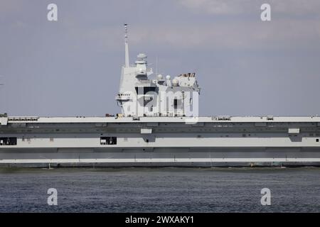 La portaerei britannica HMS Prince of Wales R09 lascia il porto di Rotterdam il 25 marzo 2024. Foto Stock