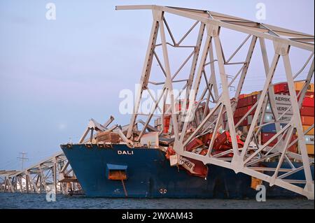 Gli osservatori della Guardia Costiera degli Stati Uniti furono avvisati di una collisione con il Francis Scott Key Bridge a Baltimora, Maryland, il 26 marzo 2024. Le stazioni della Guardia Costiera Curtis Bay e Annapolis hanno schierato sul posto i loro equipaggi di risposta insieme a un equipaggio MH-65 Dolphin della Guardia Costiera per assistere. (Foto della Guardia Costiera degli Stati Uniti di Carmen Caver del sottufficiale di terza classe) Foto Stock