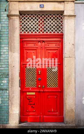 Primo piano di porte vivacemente rosse sulla facciata storica nel quartiere di Ribeira, Porto, Portogallo Foto Stock