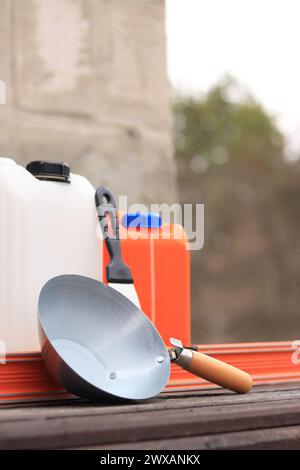 Mestolo per intonaco o da costruzione, una spatola, una livella da costruzione e un contenitore per primer. Ristrutturazione di case di campagna, costruzione. Composizione e. Foto Stock