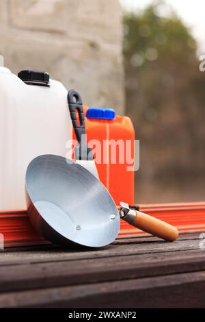 Mestolo per intonaco o da costruzione, una spatola, una livella da costruzione e un contenitore per primer. Ristrutturazione di case di campagna, costruzione. Composizione e. Foto Stock