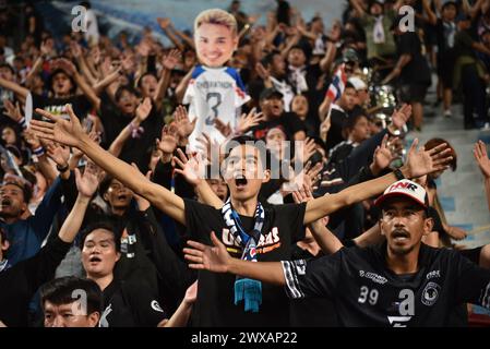 Bangkok, Thailandia. 26 marzo 2024. I tifosi di Ultras Thailand tifosi di calcio tifosi durante le qualificazioni ai Mondiali FIFA (gruppo C) Thailandia e Corea allo stadio Rajamangala il 26 marzo 2024 a Bangkok, Thailandia. (Foto di Teera Noisakran/Pacific Press/Sipa USA) credito: SIPA USA/Alamy Live News Foto Stock