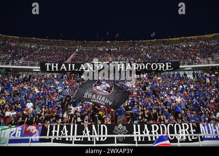 Bangkok, Thailandia. 26 marzo 2024. I tifosi thailandesi Hardcore tifanno il tifo per le qualificazioni ai Mondiali FIFA (gruppo C) Thailandia e Corea allo Stadio Rajamangala il 26 marzo 2024 a Bangkok, Thailandia. (Foto di Teera Noisakran/Pacific Press/Sipa USA) credito: SIPA USA/Alamy Live News Foto Stock