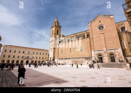 Chieti, Italia - 29 marzo 2024: Nuova piazza il venerdì Santo con fedeli Foto Stock