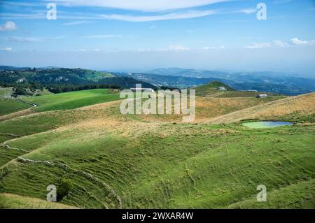 Panorama di Busa Monte Novegno, balcone panoramico che si affaccia sulle piccole Dolomiti del nord Italia. Foto Stock