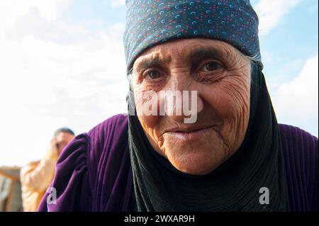 Anziana abitante del campo profughi di al ZA aatari, anziana donna adulta fuggita dalla guerra civile siriana, ha trovato rifugio nel campo profughi di al ZA atari vicino ad al Mafraq, in Giordania. Mafraq Refugeecamp al ZA atari al Mafraq Giordania Copyright: XGuidoxKoppesxPhotox Foto Stock