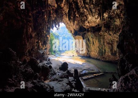 Ampia apertura nella grotta Nam Tod che conduce ad una foresta pluviale tropicale. Foto Stock