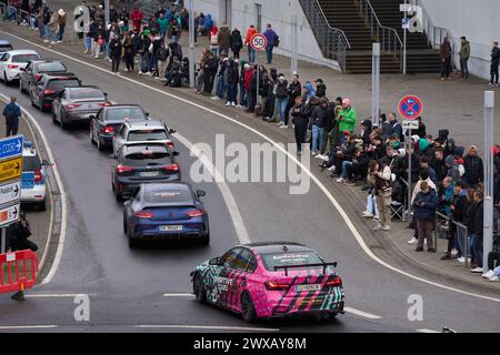 29 marzo 2024, Renania-Palatinato, Nürburg: Migliaia di appassionati di auto si riuniscono al Nürburgring il venerdì Santo. Secondo il Nürburgring, non c'è alcun evento ufficiale, ma il famoso circuito automobilistico è anche una destinazione popolare per i sintonizzatori in questo giorno. Gli appassionati di auto provenienti da tutta la Germania si recano ogni anno all'evento, conosciuto sulla scena come "Carfriday". Parti della scena del poser automobilistico si sono incontrate da anni con azioni a livello nazionale - legali e illegali - il venerdì Santo per "Car Friday”. Ad esempio, migliaia di appassionati di auto sono attesi al Nürburgring in Renania-Palatinato foto: Thomas Frey/d Foto Stock