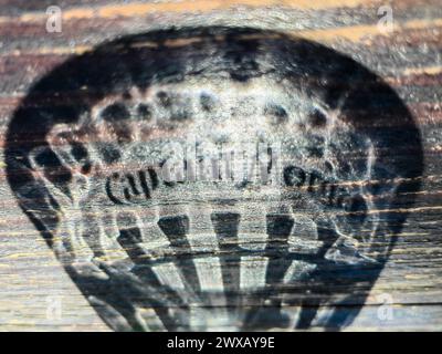 Echi effimeri. Logo del rum Captain Morgan in ombra su un tavolo in legno intemprato. 3. 29. 2024 Shtip Macedonia Foto Stock