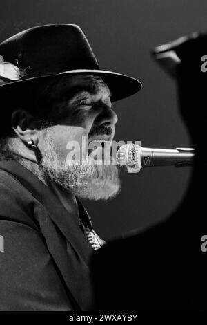 DR JOHN, BLUES LEGEND, CONCERTO, 2001: Blues Legend Dr. John (Malcolm John Rebennack Jr) suonando dal vivo alla Cardiff St David's Hall il 15 ottobre 2001. Foto: Rob Watkins. INFO: Dr. John, nato Malcolm John Rebennack Jr. Nel 1940 a New Orleans, era un musicista leggendario noto per la sua miscela unica di blues, jazz e funk. Successi come "Right Place Wrong Time" hanno mostrato la sua voce soul e il suo virtuosismo del pianoforte. Foto Stock