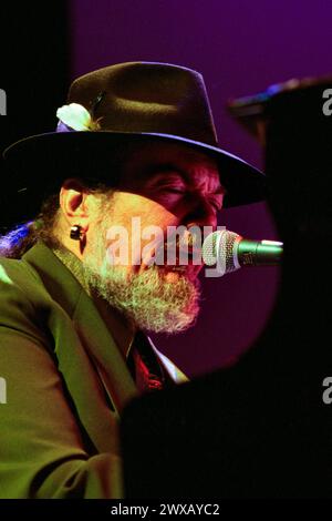 DR JOHN, BLUES LEGEND, CONCERTO, 2001: Blues Legend Dr. John (Malcolm John Rebennack Jr) suonando dal vivo alla Cardiff St David's Hall il 15 ottobre 2001. Foto: Rob Watkins. INFO: Dr. John, nato Malcolm John Rebennack Jr. Nel 1940 a New Orleans, era un musicista leggendario noto per la sua miscela unica di blues, jazz e funk. Successi come "Right Place Wrong Time" hanno mostrato la sua voce soul e il suo virtuosismo del pianoforte. Foto Stock