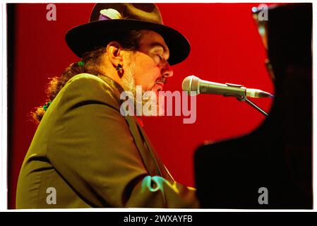 DR JOHN, BLUES LEGEND, CONCERTO, 2001: Blues Legend Dr. John (Malcolm John Rebennack Jr) suonando dal vivo alla Cardiff St David's Hall il 15 ottobre 2001. Foto: Rob Watkins. INFO: Dr. John, nato Malcolm John Rebennack Jr. Nel 1940 a New Orleans, era un musicista leggendario noto per la sua miscela unica di blues, jazz e funk. Successi come "Right Place Wrong Time" hanno mostrato la sua voce soul e il suo virtuosismo del pianoforte. Foto Stock