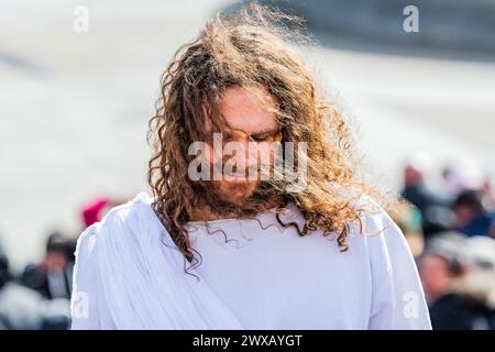 Londra, Regno Unito. 29 marzo 2024. La risurrezione - la passione di Gesù da parte dei giocatori di Wintershall in Piazza Trafalgar il venerdì Santo. Un evento del fine settimana di Pasqua sostenuto dal sindaco di Londra, dove circa un centinaio di giocatori ritraggono gli ultimi giorni di Gesù, compresa una realistica interpretazione della crocifissione. Crediti: Guy Bell/Alamy Live News Foto Stock