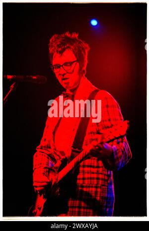 Mr e, EARLY CAREER ANELS CONCERT, READING FESTIVAL 1997: A Young Mr e (Mark Everett) della rock band americana Eels on the Melody Maker Stage al Reading Festival, Reading, Regno Unito, il 23 agosto 1997. Foto: Rob Watkins. INFO: Eels, un gruppo musicale alternative rock statunitense formatosi a Los Angeles, California, nel 1995, incanta gli ascoltatori con il loro suono eclettico e i testi introspettivi. Guidati da Mark Oliver Everett, noto come e, la loro musica trascende i generi, evocando emozioni grezze e una narrazione profonda. Foto Stock