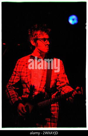 Mr e, EARLY CAREER ANELS CONCERT, READING FESTIVAL 1997: A Young Mr e (Mark Everett) della rock band americana Eels on the Melody Maker Stage al Reading Festival, Reading, Regno Unito, il 23 agosto 1997. Foto: Rob Watkins. INFO: Eels, un gruppo musicale alternative rock statunitense formatosi a Los Angeles, California, nel 1995, incanta gli ascoltatori con il loro suono eclettico e i testi introspettivi. Guidati da Mark Oliver Everett, noto come e, la loro musica trascende i generi, evocando emozioni grezze e una narrazione profonda. Foto Stock