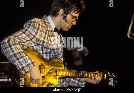 Mr e, EARLY CAREER ANELS CONCERT, READING FESTIVAL 1997: A Young Mr e (Mark Everett) della rock band americana Eels on the Melody Maker Stage al Reading Festival, Reading, Regno Unito, il 23 agosto 1997. Foto: Rob Watkins. INFO: Eels, un gruppo musicale alternative rock statunitense formatosi a Los Angeles, California, nel 1995, incanta gli ascoltatori con il loro suono eclettico e i testi introspettivi. Guidati da Mark Oliver Everett, noto come e, la loro musica trascende i generi, evocando emozioni grezze e una narrazione profonda. Foto Stock