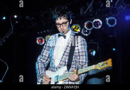 Mr e, EARLY CAREER ANELS CONCERT, READING FESTIVAL 1997: A Young Mr e (Mark Everett) della rock band americana Eels on the Melody Maker Stage al Reading Festival, Reading, Regno Unito, il 23 agosto 1997. Foto: Rob Watkins. INFO: Eels, un gruppo musicale alternative rock statunitense formatosi a Los Angeles, California, nel 1995, incanta gli ascoltatori con il loro suono eclettico e i testi introspettivi. Guidati da Mark Oliver Everett, noto come e, la loro musica trascende i generi, evocando emozioni grezze e una narrazione profonda. Foto Stock