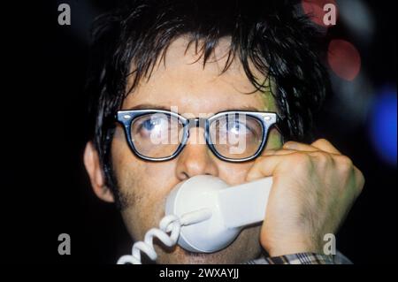 Mr e, EARLY CAREER ANELS CONCERT, READING FESTIVAL 1997: A Young Mr e (Mark Everett) della rock band americana Eels on the Melody Maker Stage al Reading Festival, Reading, Regno Unito, il 23 agosto 1997. Foto: Rob Watkins. INFO: Eels, un gruppo musicale alternative rock statunitense formatosi a Los Angeles, California, nel 1995, incanta gli ascoltatori con il loro suono eclettico e i testi introspettivi. Guidati da Mark Oliver Everett, noto come e, la loro musica trascende i generi, evocando emozioni grezze e una narrazione profonda. Foto Stock