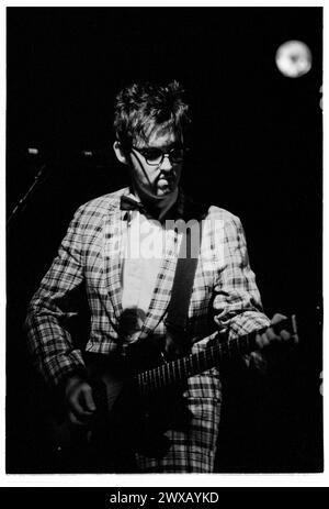 Mr e, EARLY CAREER ANELS CONCERT, READING FESTIVAL 1997: A Young Mr e (Mark Everett) della rock band americana Eels on the Melody Maker Stage al Reading Festival, Reading, Regno Unito, il 23 agosto 1997. Foto: Rob Watkins. INFO: Eels, un gruppo musicale alternative rock statunitense formatosi a Los Angeles, California, nel 1995, incanta gli ascoltatori con il loro suono eclettico e i testi introspettivi. Guidati da Mark Oliver Everett, noto come e, la loro musica trascende i generi, evocando emozioni grezze e una narrazione profonda. Foto Stock