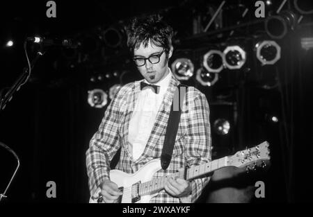 Mr e, EARLY CAREER ANELS CONCERT, READING FESTIVAL 1997: A Young Mr e (Mark Everett) della rock band americana Eels on the Melody Maker Stage al Reading Festival, Reading, Regno Unito, il 23 agosto 1997. Foto: Rob Watkins. INFO: Eels, un gruppo musicale alternative rock statunitense formatosi a Los Angeles, California, nel 1995, incanta gli ascoltatori con il loro suono eclettico e i testi introspettivi. Guidati da Mark Oliver Everett, noto come e, la loro musica trascende i generi, evocando emozioni grezze e una narrazione profonda. Foto Stock