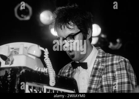 Mr e, EARLY CAREER ANELS CONCERT, READING FESTIVAL 1997: A Young Mr e (Mark Everett) della rock band americana Eels on the Melody Maker Stage al Reading Festival, Reading, Regno Unito, il 23 agosto 1997. Foto: Rob Watkins. INFO: Eels, un gruppo musicale alternative rock statunitense formatosi a Los Angeles, California, nel 1995, incanta gli ascoltatori con il loro suono eclettico e i testi introspettivi. Guidati da Mark Oliver Everett, noto come e, la loro musica trascende i generi, evocando emozioni grezze e una narrazione profonda. Foto Stock