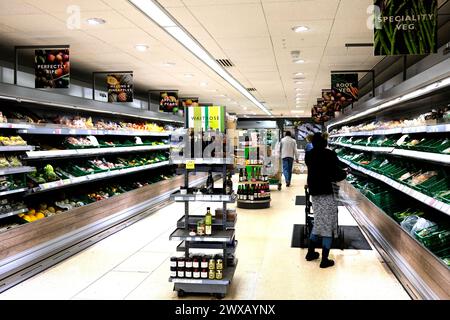 filiale del supermercato waitrose, interni, città di ramsgate, kent orientale, regno unito marzo 2024 Foto Stock