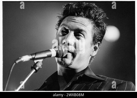 HUEY, FUN LOVIN' CRIMINALS, 1998: Un giovane Huey Morgan della band rap americana Fun Lovin' Criminals al Newport Centre di Newport, Galles, Regno Unito, il 1° ottobre 1998. Foto: Rob Watkins. INFO: Fun Lovin' Criminals, una band di New York formata nel 1993, fonde elementi hip-hop, jazz e rock in successi come "Scooby Snacks". I loro brani lisci e i loro testi spiritosi hanno riscosso il plauso internazionale, definendoli icone della fine degli anni '90. Foto Stock