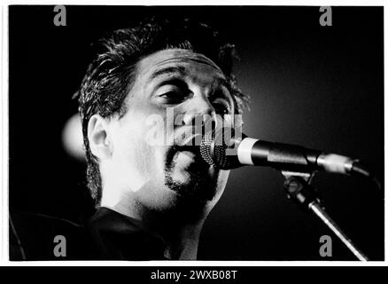 HUEY, FUN LOVIN' CRIMINALS, 1998: Un giovane Huey Morgan della band rap americana Fun Lovin' Criminals al Newport Centre di Newport, Galles, Regno Unito, il 1° ottobre 1998. Foto: Rob Watkins. INFO: Fun Lovin' Criminals, una band di New York formata nel 1993, fonde elementi hip-hop, jazz e rock in successi come "Scooby Snacks". I loro brani lisci e i loro testi spiritosi hanno riscosso il plauso internazionale, definendoli icone della fine degli anni '90. Foto Stock