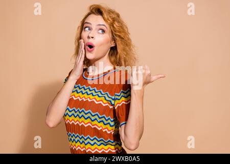 Foto di una t-shirt con ornamento da donna senza parole, che fissa uno spazio vuoto a prezzi scontati e isolato su sfondo color pastello Foto Stock