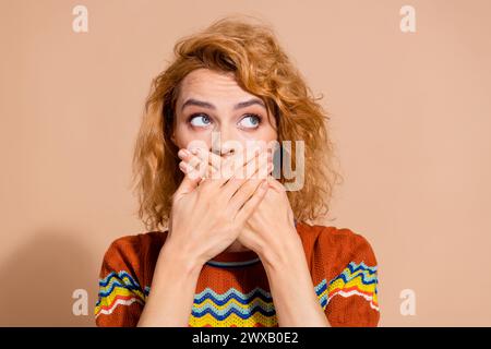 Foto di una donna senza parole con un ornamento ondulato per t-shirt con maniche ricoperte da parrucchiere, la bocca sembra uno spazio vuoto isolato su sfondo color pastello Foto Stock