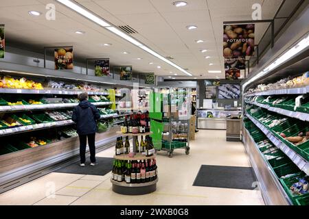 filiale del supermercato waitrose, interni, città di ramsgate, kent orientale, regno unito marzo 2024 Foto Stock