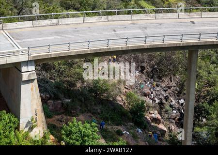 (240329) -- LIMPOPO, 29 marzo 2024 (Xinhua) -- una foto di un drone aereo mostra i soccorritori che lavorano nel sito di un incidente di autobus vicino a Mamatlakala nella provincia di Limpopo, Sudafrica, il 29 marzo 2024. Un totale di 45 persone sono rimaste uccise in un incidente di autobus avvenuto giovedì nella provincia nord-orientale del Sudafrica di Limpopo, ha detto il Dipartimento dei trasporti del paese. Lo schianto, che ha coinvolto un autobus passeggeri che presumibilmente trasportava persone dal Botswana a Moria, una città di Limpopo, ha ucciso almeno 45 persone e ne ha gravemente ferita una, ha detto il dipartimento in una dichiarazione di giovedì tardi. (Foto di Shiraaz Moha Foto Stock