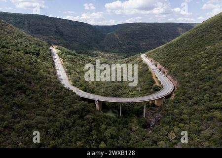 (240329) -- LIMPOPO, 29 marzo 2024 (Xinhua) -- una foto di un drone aereo mostra i soccorritori che lavorano nel sito di un incidente di autobus vicino a Mamatlakala nella provincia di Limpopo, Sudafrica, il 29 marzo 2024. Un totale di 45 persone sono rimaste uccise in un incidente di autobus avvenuto giovedì nella provincia nord-orientale del Sudafrica di Limpopo, ha detto il Dipartimento dei trasporti del paese. Lo schianto, che ha coinvolto un autobus passeggeri che presumibilmente trasportava persone dal Botswana a Moria, una città di Limpopo, ha ucciso almeno 45 persone e ne ha gravemente ferita una, ha detto il dipartimento in una dichiarazione di giovedì tardi. (Foto di Shiraaz Moha Foto Stock