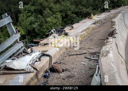 Limpopo. 29 marzo 2024. Questa foto scattata il 29 marzo 2024 mostra il sito di un incidente di autobus vicino a Mamatlakala, provincia di Limpopo, Sudafrica. Un totale di 45 persone sono rimaste uccise in un incidente di autobus avvenuto giovedì nella provincia nord-orientale del Sudafrica di Limpopo, ha detto il Dipartimento dei trasporti del paese. Lo schianto, che ha coinvolto un autobus passeggeri che presumibilmente trasportava persone dal Botswana a Moria, una città di Limpopo, ha ucciso almeno 45 persone e ne ha gravemente ferita una, ha detto il dipartimento in una dichiarazione di giovedì tardi. Crediti: Shiraaz Mohamed/Xinhua/Alamy Live News Foto Stock