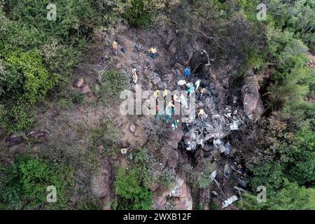 Limpopo, Sudafrica. 29 marzo 2024. I soccorritori lavorano nel sito di un incidente di autobus vicino a Mamatlakala nella provincia di Limpopo, in Sudafrica, il 29 marzo 2024. Un totale di 45 persone sono rimaste uccise in un incidente di autobus avvenuto giovedì nella provincia nord-orientale del Sudafrica di Limpopo, ha detto il Dipartimento dei trasporti del paese. Lo schianto, che ha coinvolto un autobus passeggeri che presumibilmente trasportava persone dal Botswana a Moria, una città di Limpopo, ha ucciso almeno 45 persone e ne ha gravemente ferita una, ha detto il dipartimento in una dichiarazione di giovedì tardi. Crediti: Shiraaz Mohamed/Xinhua/Alamy Live News Foto Stock