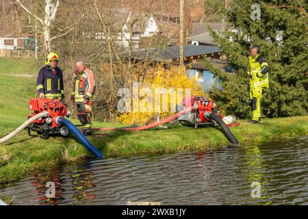 240329ID notizie del marchio: EN 2024-03-29 Unterstand komplett niedergebrannt Feuerwehr kann Übergreifen auf Wohnhäuser verhindern Kirchberg OT Stangengrün. Auf der Hirschfelder ist am Karfreitag gegen 14:30 Uhr ein Brand in einem Unterstand ausgebrochen. Zahlreiche Einsatzkräfte der Feuerwehr sind seitdem damit beschäftigt, den Brand zu löschen. Mehrere Trupps unter schwerem Atemschutz kommen hierbei zum Einsatz. VOR Ort musste eine stabile Wasserversorgung aus einem Teich in der Nähe aufgebaut werden. Dazu mussten mehrere, zirka 80 Meter lange Schlauchleitungen zum Brandort verlegt werden. MIT zwei Foto Stock