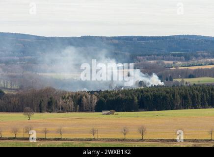 240329ID notizie del marchio: EN 2024-03-29 Unterstand komplett niedergebrannt Feuerwehr kann Übergreifen auf Wohnhäuser verhindern Kirchberg OT Stangengrün. Auf der Hirschfelder ist am Karfreitag gegen 14:30 Uhr ein Brand in einem Unterstand ausgebrochen. Zahlreiche Einsatzkräfte der Feuerwehr sind seitdem damit beschäftigt, den Brand zu löschen. Mehrere Trupps unter schwerem Atemschutz kommen hierbei zum Einsatz. VOR Ort musste eine stabile Wasserversorgung aus einem Teich in der Nähe aufgebaut werden. Dazu mussten mehrere, zirka 80 Meter lange Schlauchleitungen zum Brandort verlegt werden. MIT zwei Foto Stock