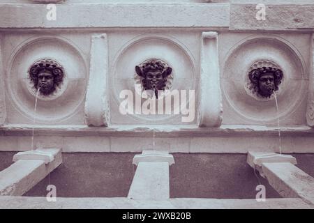 L'antica Fontana di Calamo (Fontana delle tredici Cannelle), monumento rinascimentale nel centro storico della città di Ancona in Italia Foto Stock