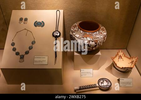 Mostra di oggetti per la casa di importanza culturale nella vita del popolo Pueblo, Bandelier National Monument, New Mexico, USA [Nessuna pubblicazione; editoriale Foto Stock