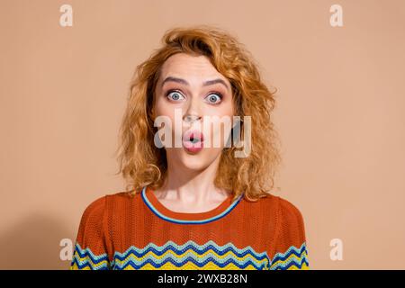 Foto di una donna simpatica e funky senza parole, con una t-shirt con ornamento in parrucchiere ondulato che fissa la bocca aperta isolata su sfondo color pastello Foto Stock