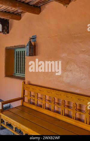 Panchina nel complesso della sede centrale costruita dal CCC in stile revival Pueblo, Bandelier National Monument, New Mexico, USA Foto Stock