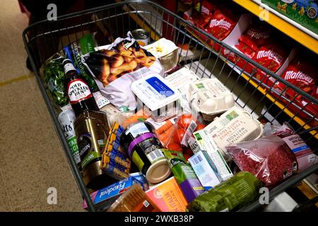 filiale del supermercato waitrose, interni, città di ramsgate, kent orientale, regno unito marzo 2024 Foto Stock