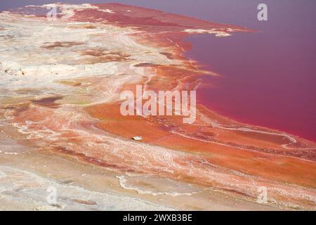 Lago salato essiccato in estate e piscine di sale rosa nella regione del Maharlu intorno al Shiraz.no. 01. Maharlu, provincia di Fars, Iran Foto Stock