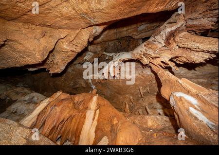 Stalattiti e stalagmiti e altre formazioni all'interno di una bellissima grotta. Riprese 4K di alta qualità Foto Stock