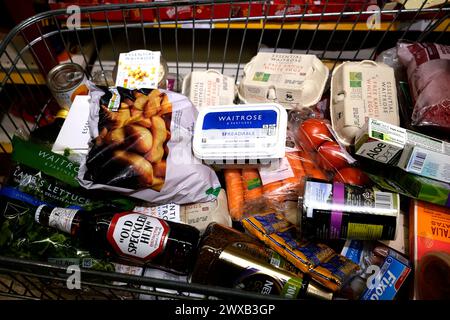 filiale del supermercato waitrose, interni, città di ramsgate, kent orientale, regno unito marzo 2024 Foto Stock