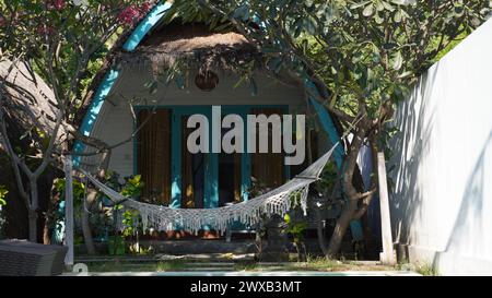 Amache poste davanti ai cottage per i turisti per rilassarsi vicino alla piscina di Gili Trawangan Lombok Foto Stock