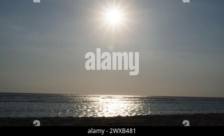 Il sole serale tramonterà e risplenderà sul mare sull'isola di Gili Trawangan, Lombok alle 16:00 Foto Stock