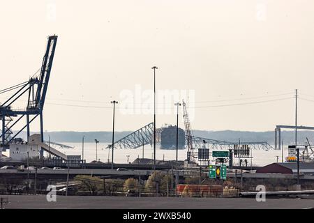 Baltimora, Stati Uniti. 29 marzo 2024. La nave da carico Dali e il relitto del Francis Scott Key Bridge sono visti nel fiume Patapsco, oltre la i-95 e il Dundalk Marine Terminal, venerdì 29 marzo 2024 a Baltimora, MD. (Foto di Wesley Lapointe/Sipa USA) credito: SIPA USA/Alamy Live News Foto Stock