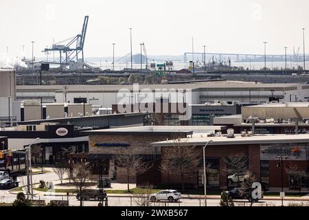 Baltimora, Stati Uniti. 29 marzo 2024. La nave da carico Dali e il relitto del Francis Scott Key Bridge sono visti nel fiume Patapsco, oltre il quartiere Brewer's Hill e il Dundalk Marine Terminal, venerdì 29 marzo 2024 a Baltimora, MD. (Foto di Wesley Lapointe/Sipa USA) credito: SIPA USA/Alamy Live News Foto Stock